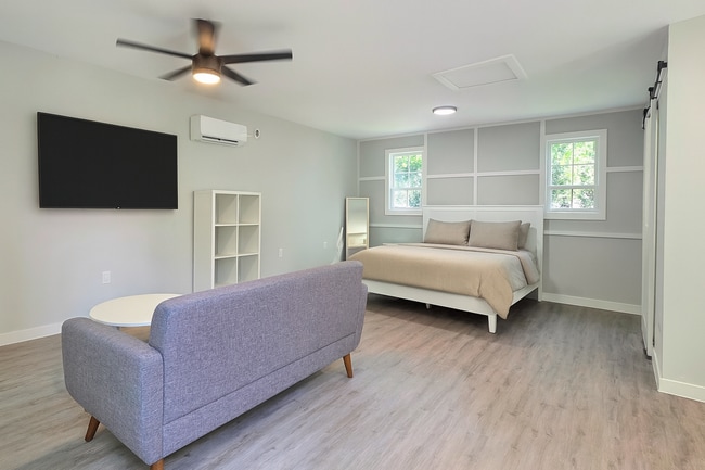 Photo - 1033 W Broad St Unit B