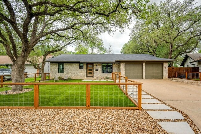 Building Photo - 2305 Falcon Hill Dr