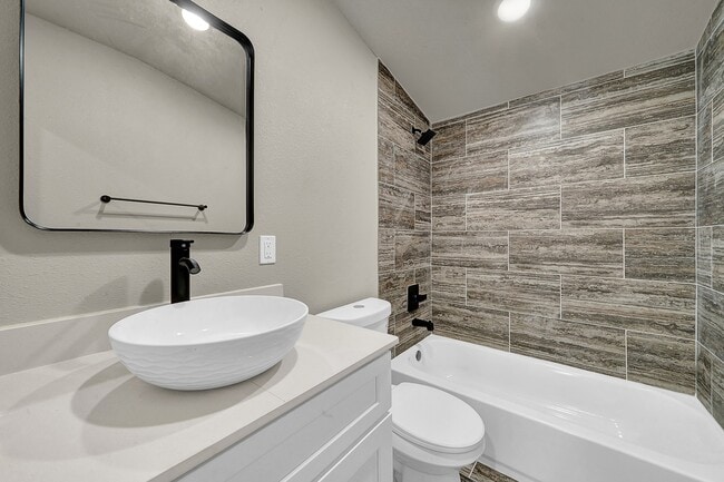 Photo - 418 E 36th St