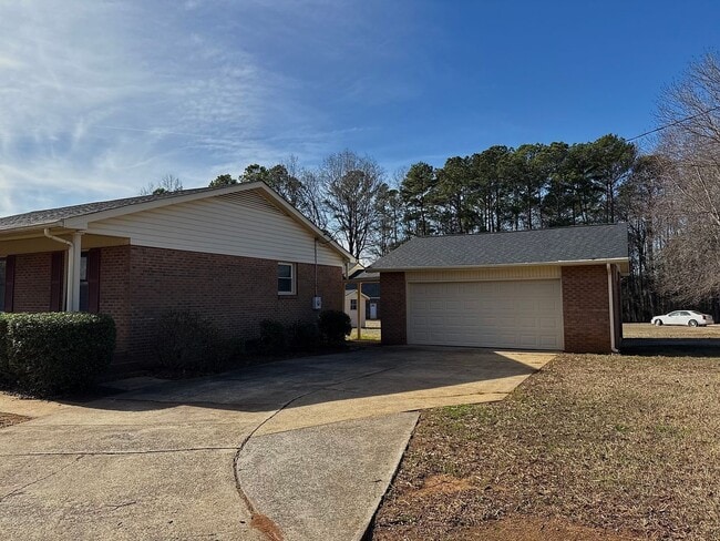 Photo - Lovely 3-Bedroom, 2-Bathroom Ranch