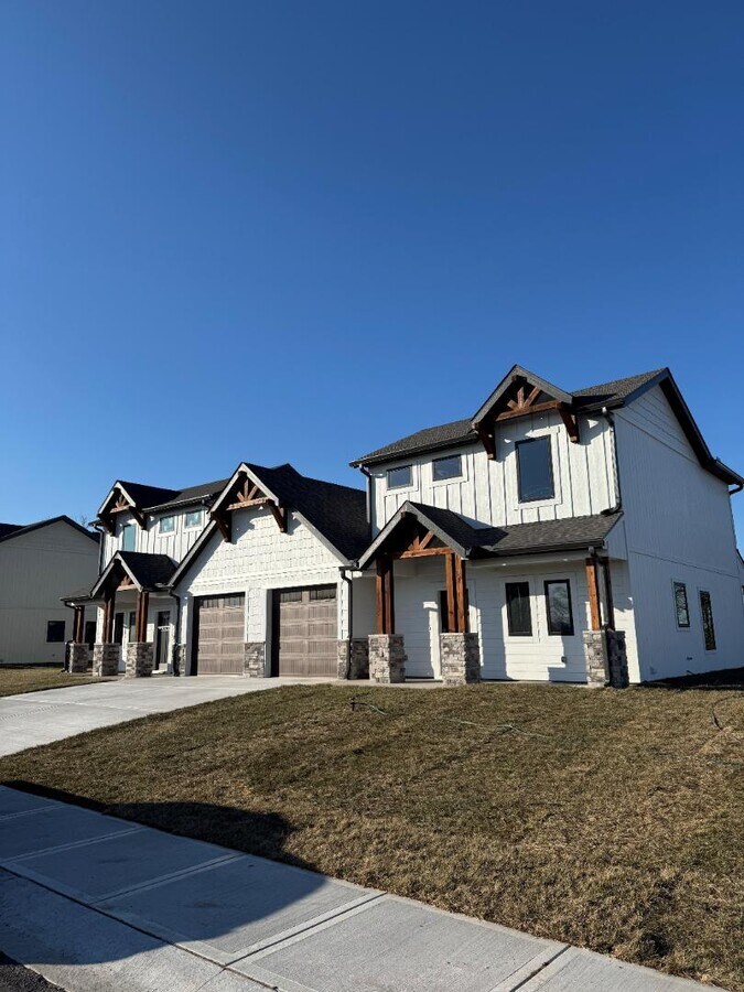 Photo - 100 N Iowa St