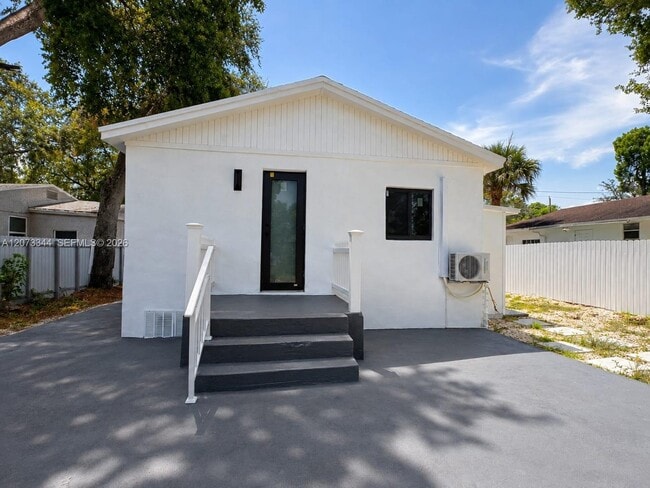 Building Photo - 5511 NW 4th Ave Unit B