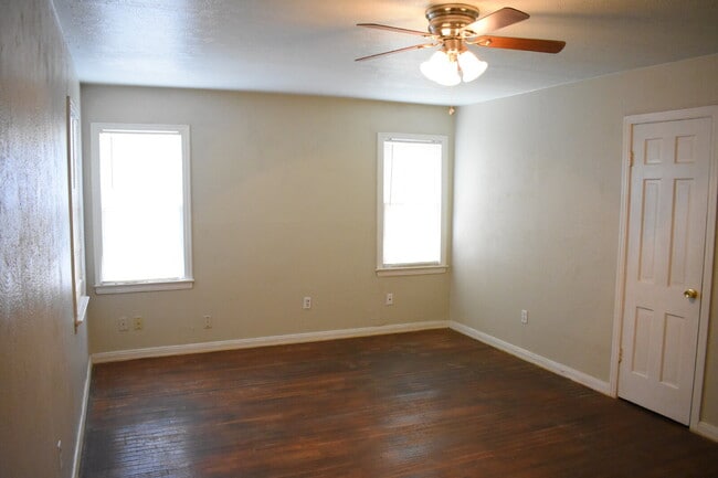 Photo - Cute One Bedroom Close to Campus with Lawn...