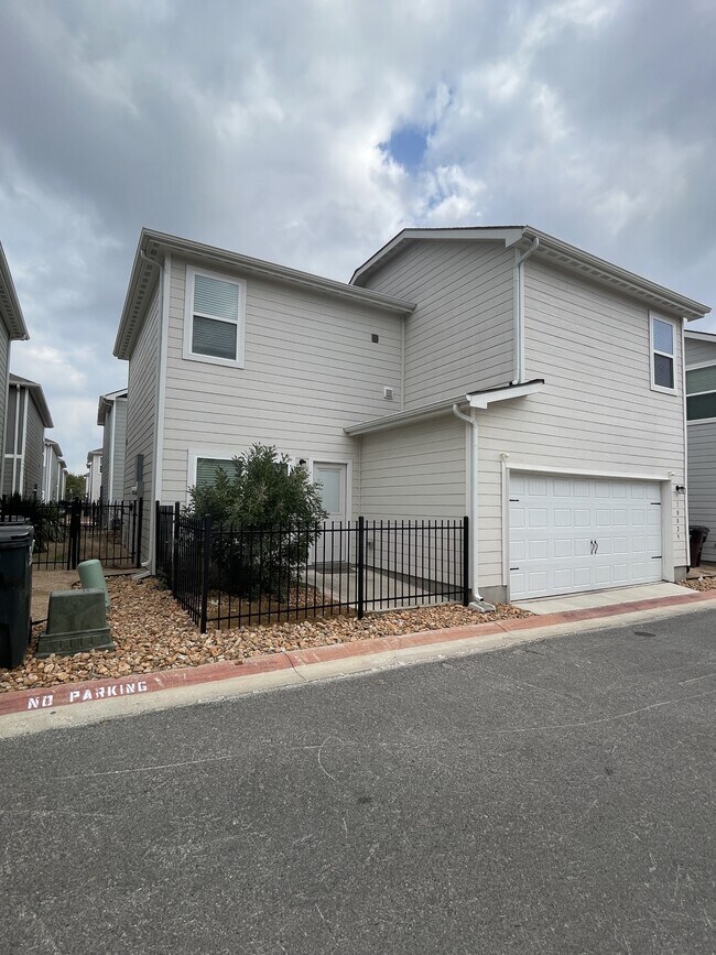 Photo - 10829 Emerick St