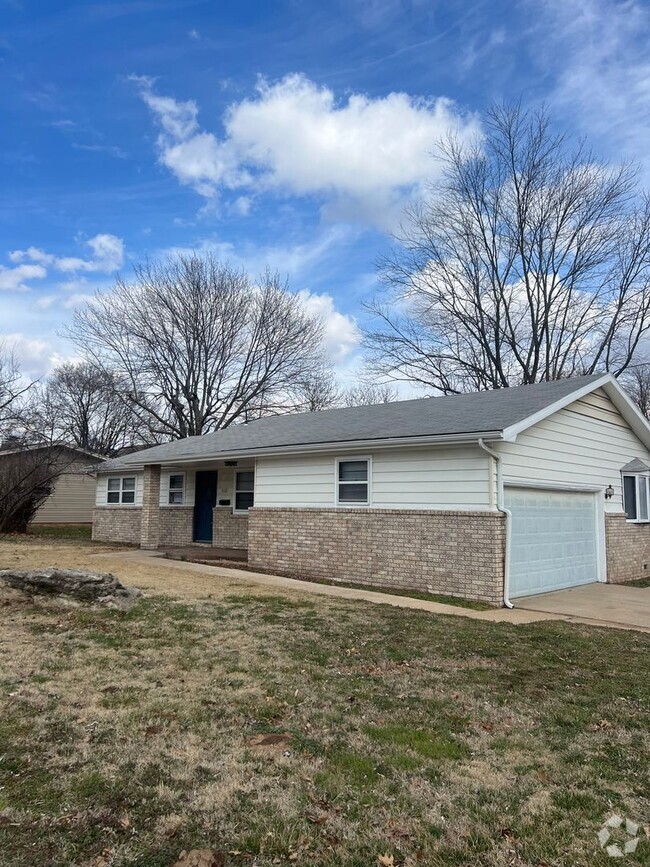 Building Photo - Updated 3 bedroom, 1 bathroom house