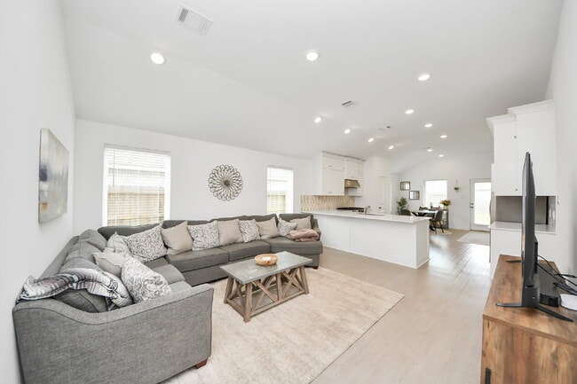 Photo - Immediate Move-In Ready 3-Bedroom Home in Rosharon. Comfort, Space & Easy Living