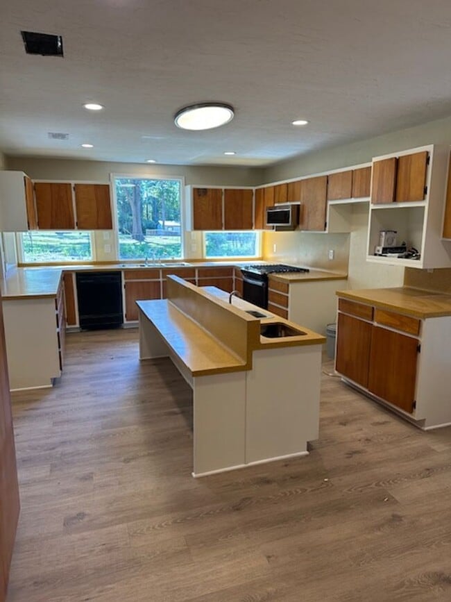 Photo - 4/2/1  LISD Fenced yard and pet friednly