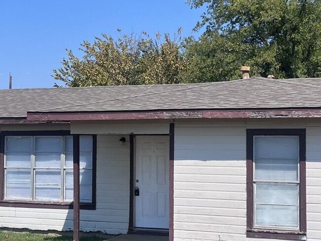 2/1 Perrin Field Duplex - Recently Remodeled! - 2/1 Perrin Field Duplex - Recently Remodeled! House