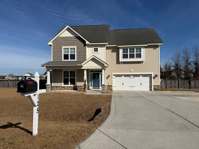 Building Photo - Beautiful 4 bedroom, 3.5 house