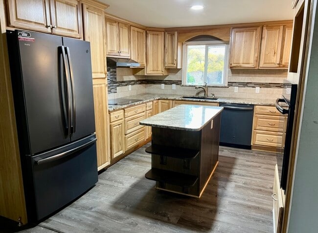 Kitchen - 215 SW Skyline Dr