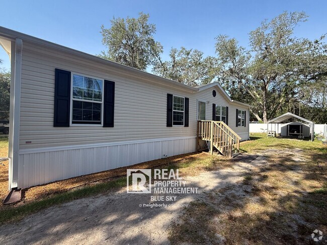 Building Photo - SPACIOUS 4 BEDROOM HOME WITH MODERN FEATUR...
