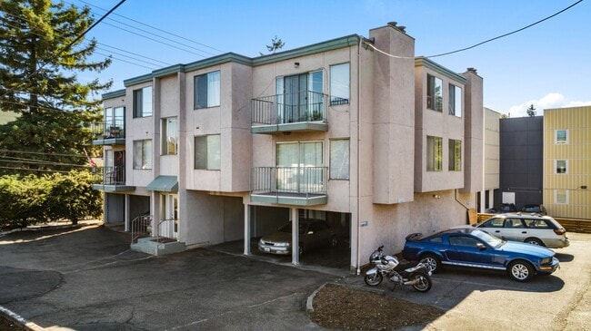 Building Photo - Spacious 1 Bedroom Apartment w/ Parking in... Unit 7