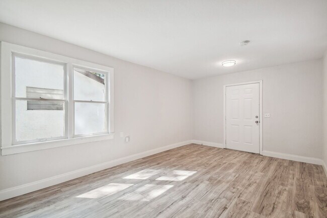 Photo - 5710 Kenwood Ave