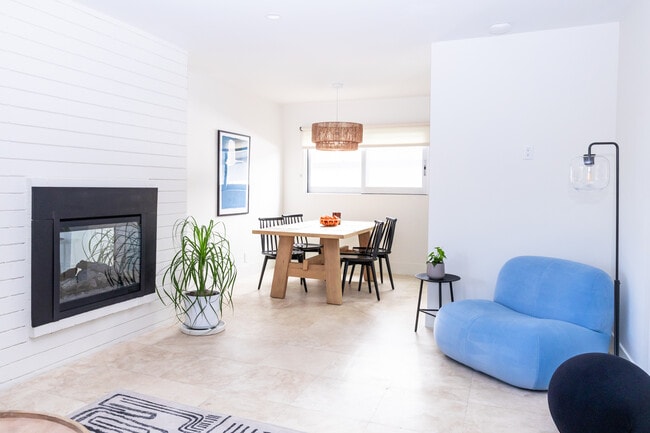 Dining Room Unit #2 - Stay Lola Apartments