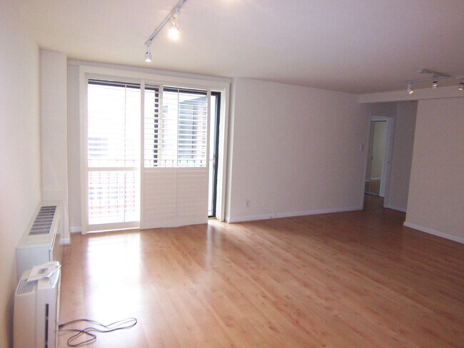 Photo - FOR SALE OR RENT-Centrally Located Dupont Circle 1 Bedroom Condo in the heart of it all! Utilitie... Unidad 406
