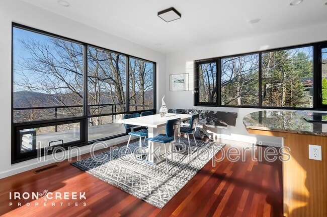 Photo - 910 Rockhold Dr