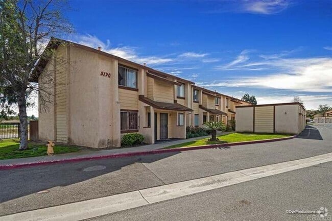 Building Photo - Quiet 2 bed/ 1.5 bath townhome in a gated ...