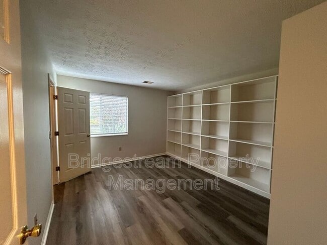 Photo - 6615 Hedington Square