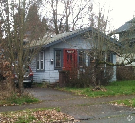 Building Photo - Campus House ~ 3 bed, 1 bath with Garden Area