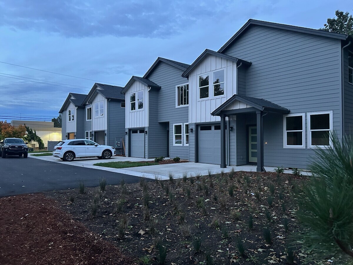 Photo - 3198 NW Division St