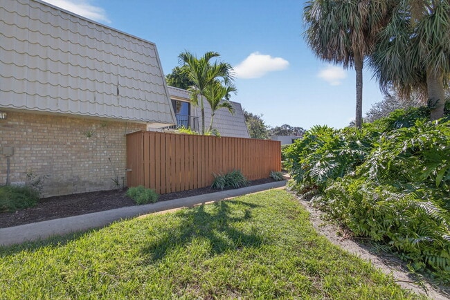 Photo - 1700 Embassy Dr Unit 103