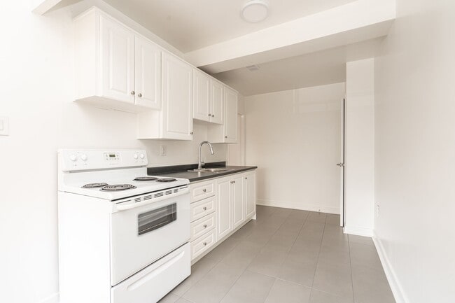 Building Photo - 5 Mallory Gardens Unit 405
