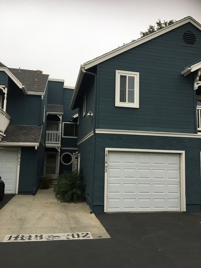 Building Photo - 2 Bed, 2 1/2 Bath Townhome with 1 car garage!