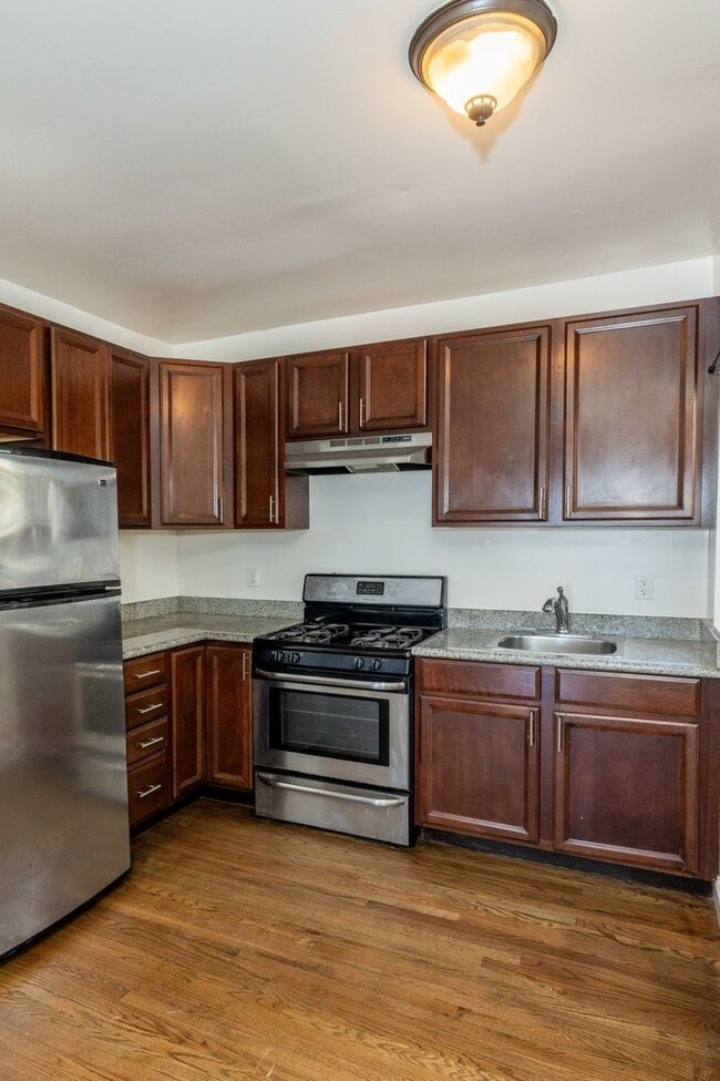 Photo - UPDATED, Spacious 1BR! DECK! STAINLESS APPLIANCES! HARDWOOD! Unidad 736
