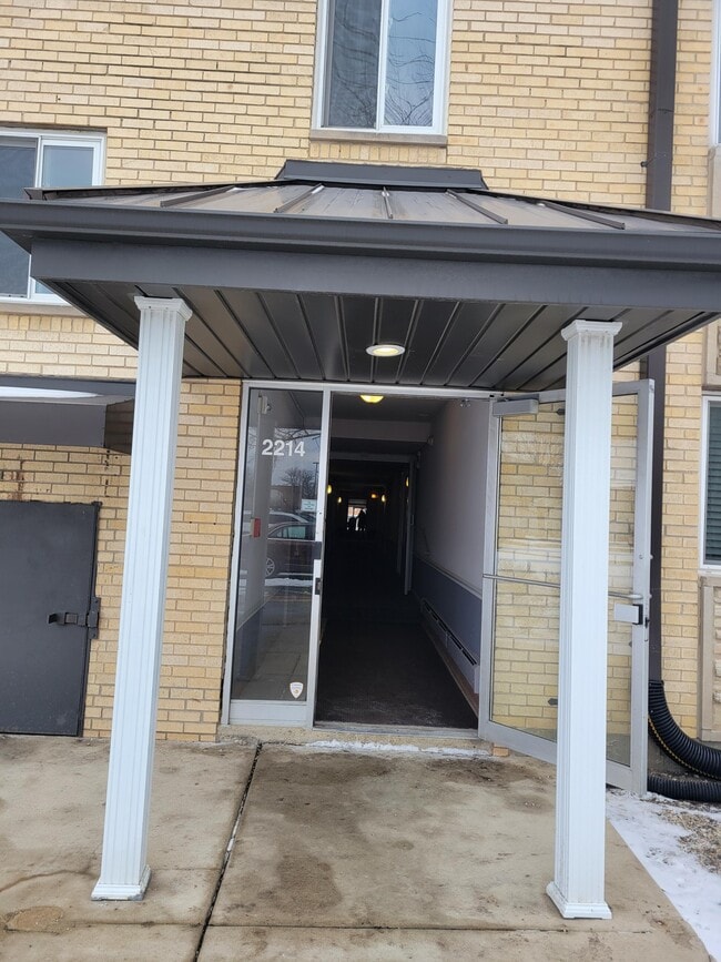 Building Photo - 2214 S Goebbert Rd Unit #178