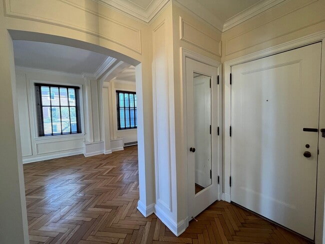 Building Photo - 925 E Wells St Rental