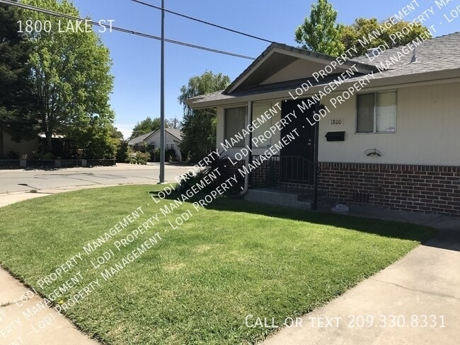 Photo - 1800 Lake St