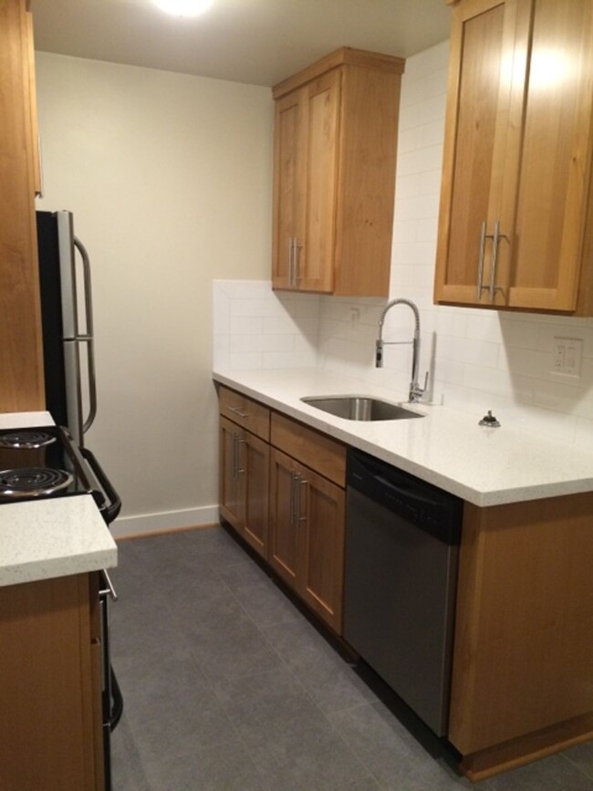 Building Photo - Remodel Hardwood Floors, Quartz, SS Appli,... Unit 10 Rental