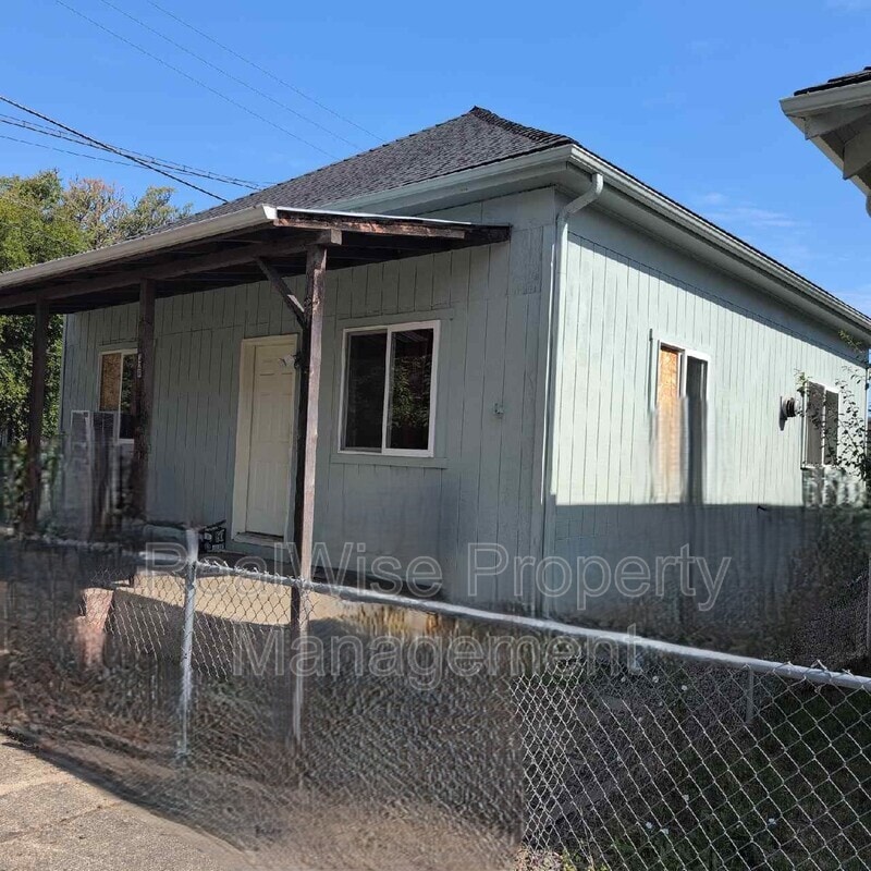 Photo - 328 SE Lane Ave