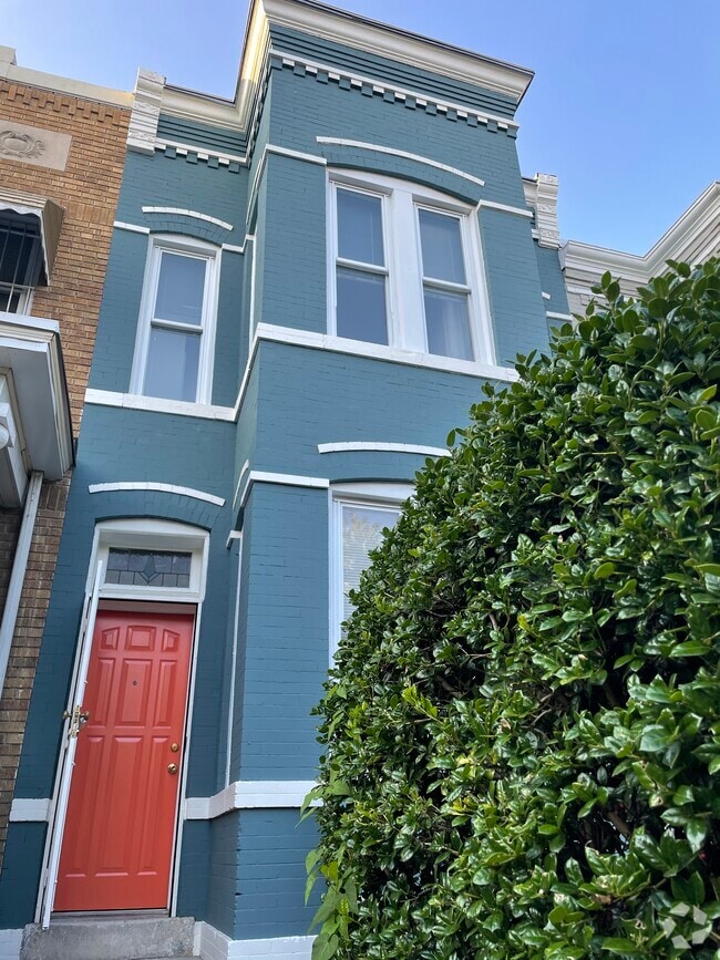 Building Photo - 1332 E St NE Unit Upper Rental
