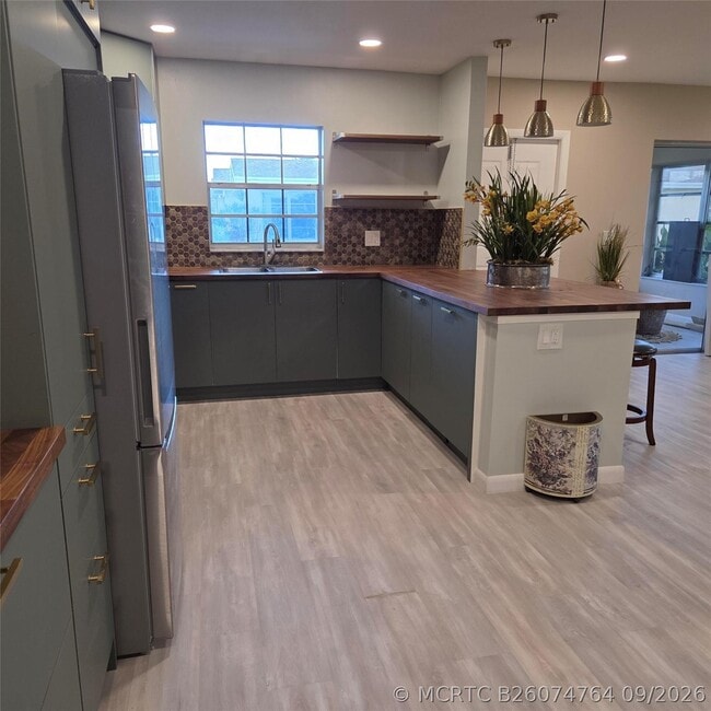 5385 Lakefront Blvd