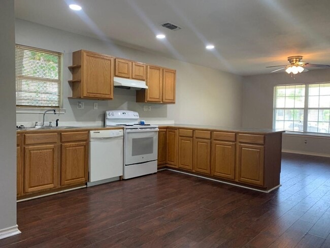 1602 W Elm St