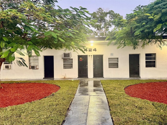 Building Photo - 424 NW 15th Terrace Unit 3