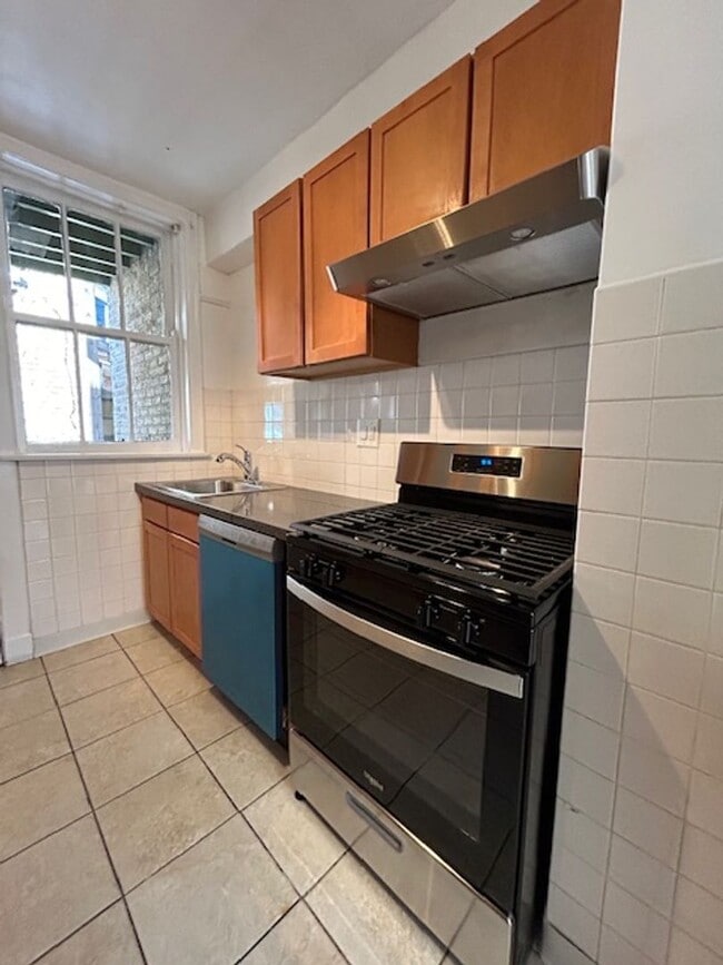 Photo - Bright and Sunny Unit ~ One Bed/One bath ~ Heat Included ~ Pets Welcome Unidad 4875-3C