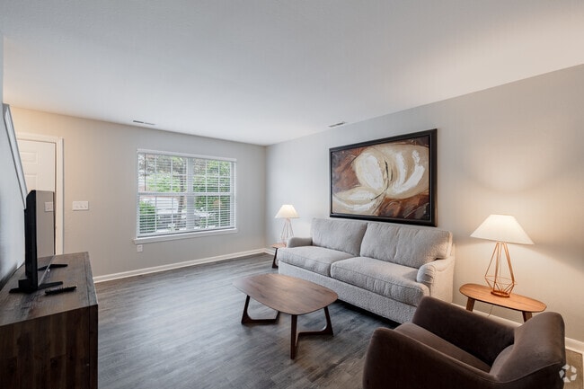 2 habitaciones, 2 baños - 1110 pies cuadrados - Sala de estar - Landings at Cedar Creek