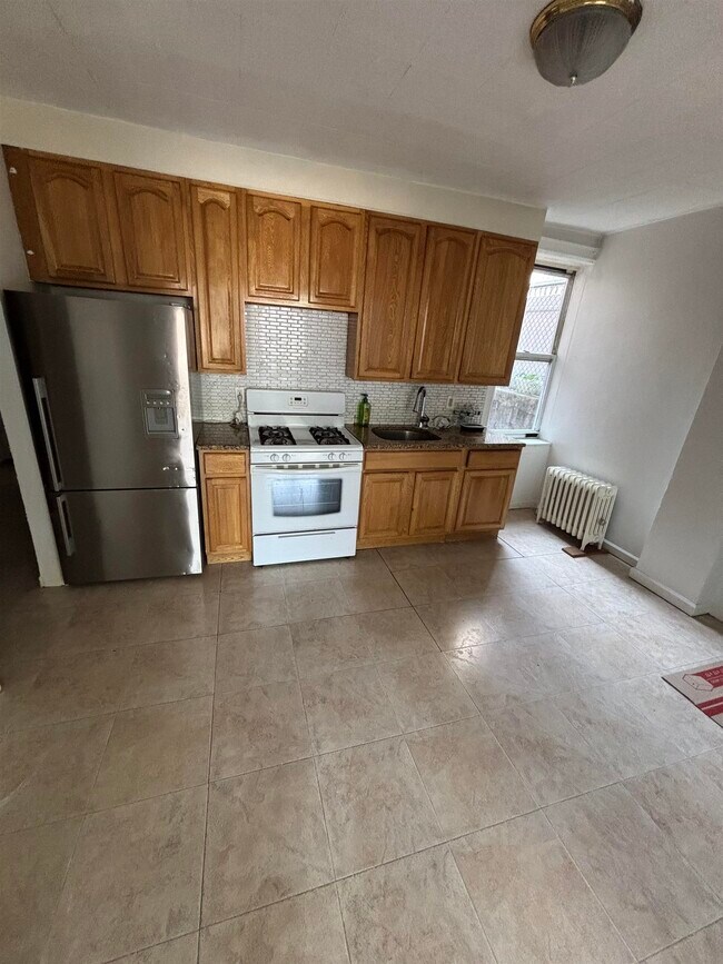 Building Photo - 573 Ave E Unit 3