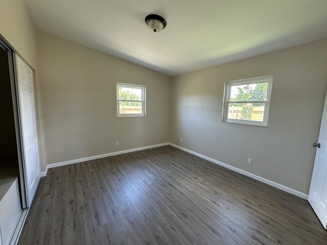 Photo - 3335 Dudley St