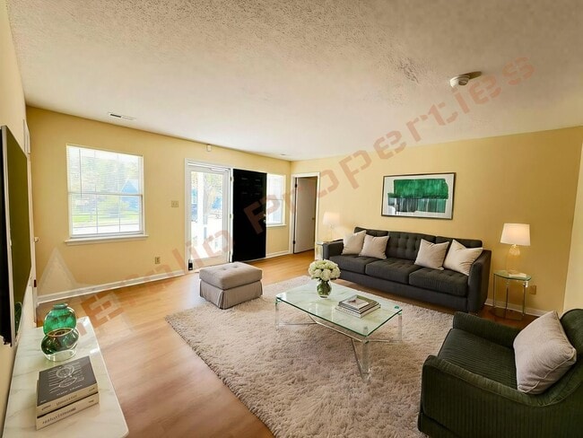 Photo - 703 Larchwood Dr