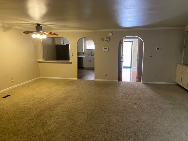 Photo - 164 College St