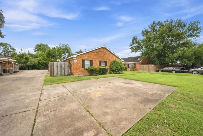 Photo - 5806 Clarewood Dr