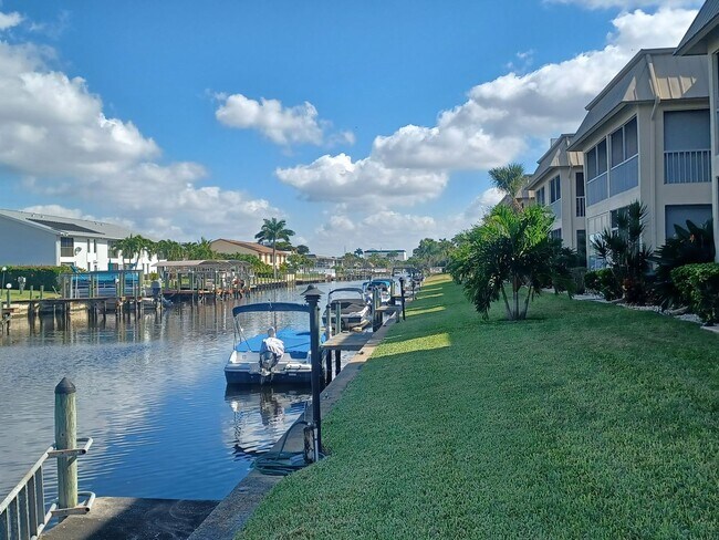 Building Photo - 909 SE 46th Ln Unit 909 SE 46th Ln  104