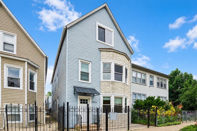 Building Photo - 2909 N Ridgeway Ave Unit 2