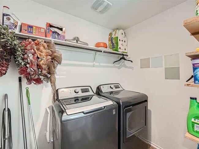 Photo - 3 bed 2 bath house with a fenced in backyard