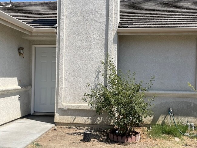 Building Photo - NEWLY INSTALLED FLOORING AND APPLIANCES