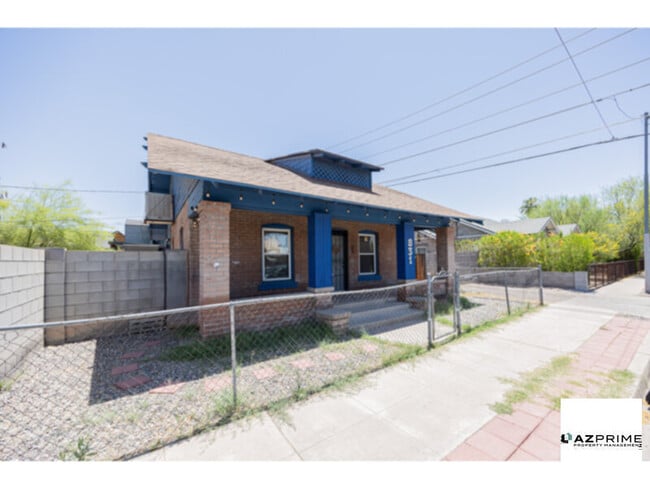 Building Photo - Radiating Warmth And Contemporary Charm, This Beautifully Remodeled 2/1 Home Offers Modern Comfort I