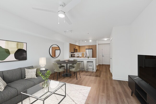 Paquete II renovado, sala de estar y comedor con piso de superficie dura